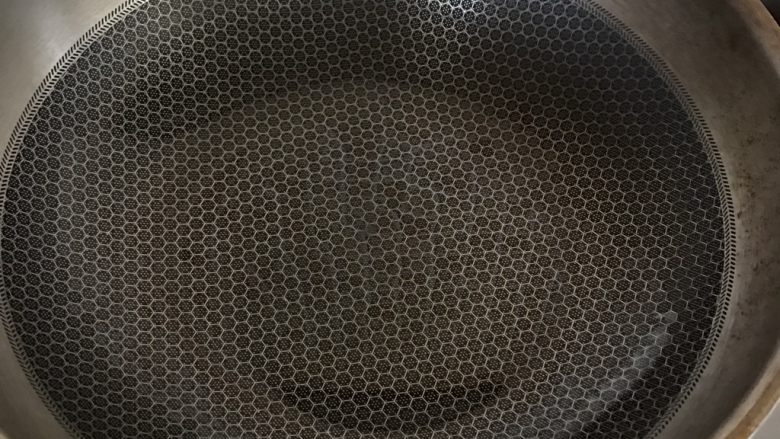 番茄牛腩,锅中倒入适量油