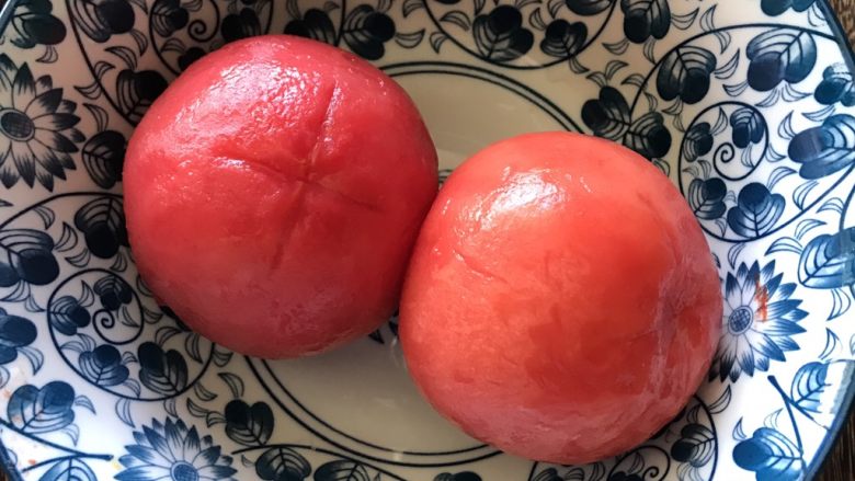 番茄牛腩,大约5分钟左右就可以轻松把皮去掉