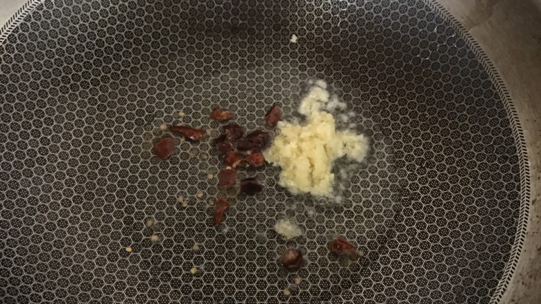 酸辣娃娃菜,加入辣椒、大蒜
