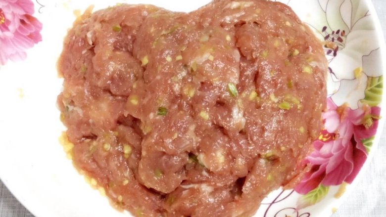 扁肉/扁食,去猪肉店买前腿肉,让老板帮忙搅成泥。(不要去超市买现成的肉泥,无法保证肉的质量),加入以上调料(干杯开水泡1小时后切碎加入),搅拌均匀,盖上保鲜膜,放冰箱3~5小时入味。