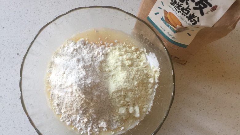 中秋团圆饼,加入面粉和<a style='color:red;display:inline-block;' href='/shicai/ 1124'>奶粉</a>，没有藜麦粉可以用低粉