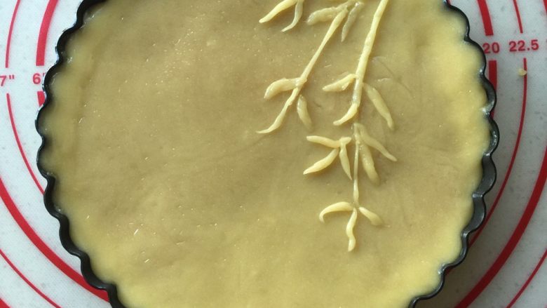 中秋团圆饼,剩余面团搓细长条放月饼表面如图造型