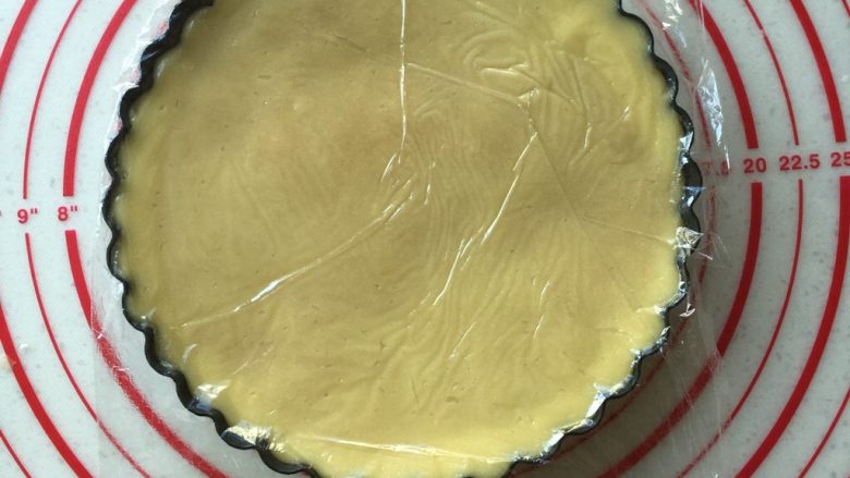 中秋团圆饼,放入6寸披萨盘按压平整，表面覆盖保鲜膜按压防粘