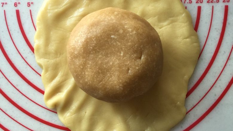 中秋团圆饼,馅料随意，我用的易小焙的随心甜馅加椰蓉混合而成，取月饼皮面团120克，擀成圆形，放入揉圆的馅料