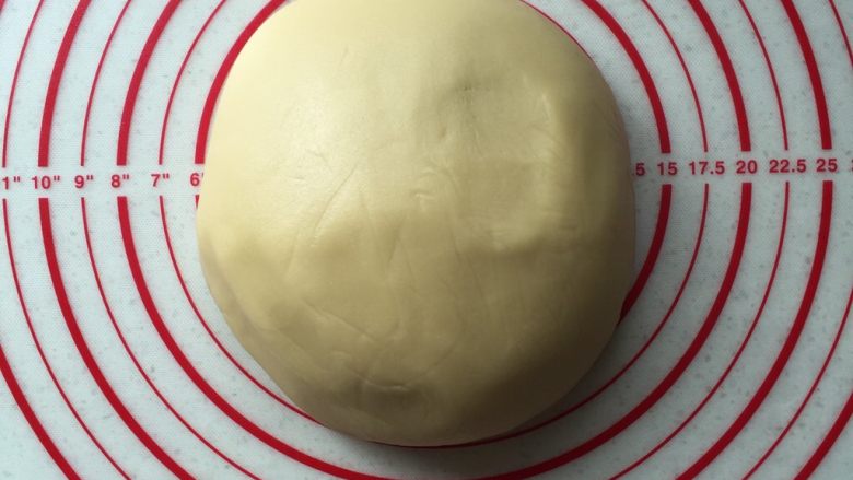 中秋团圆饼,翻拌按压成光滑面团包保鲜膜静置2小时