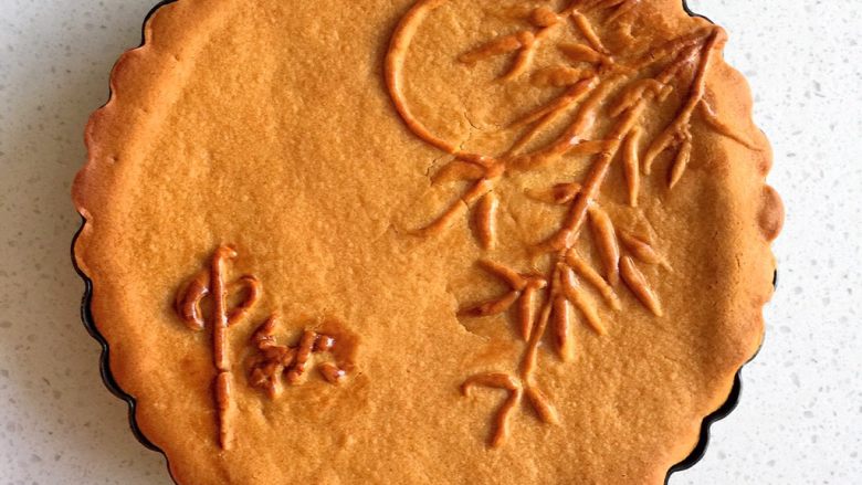 中秋团圆饼,入预热好的烤箱200度烤6分，取出刷蛋水，只刷图案部分，再继续180度烤12-15分即可