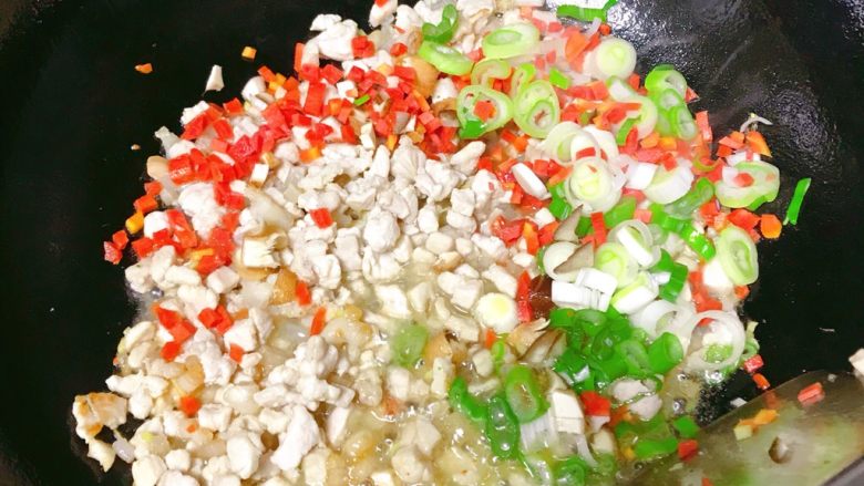 豆氏卤肉饭,再下瘦肉煸出香味,下配料