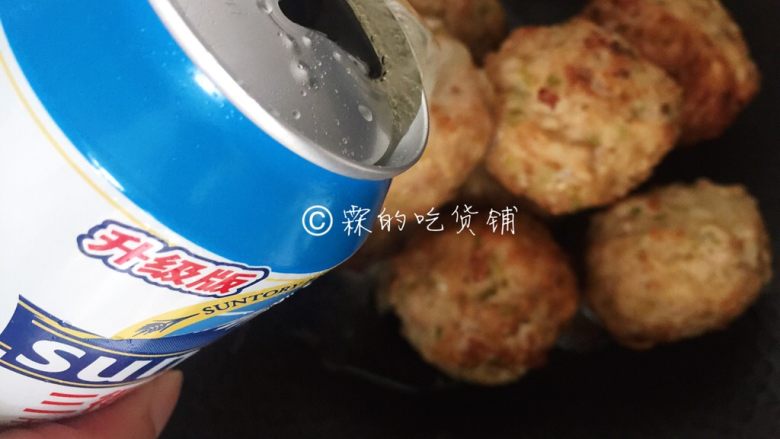 金珠肉丸,炸好的肉圆放入炒锅中,倒入<a style='color:red;display:inline-block;' href='/shicai/ 897'>啤酒</a>