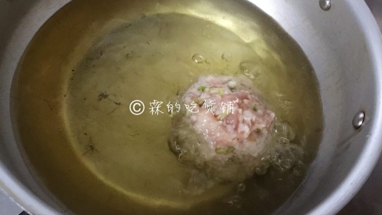 金珠肉丸,入油锅炸