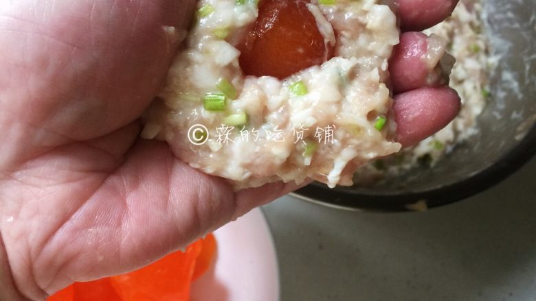 金珠肉丸,随后取适量肉酱于掌心，中间按个坑，放入咸蛋黄