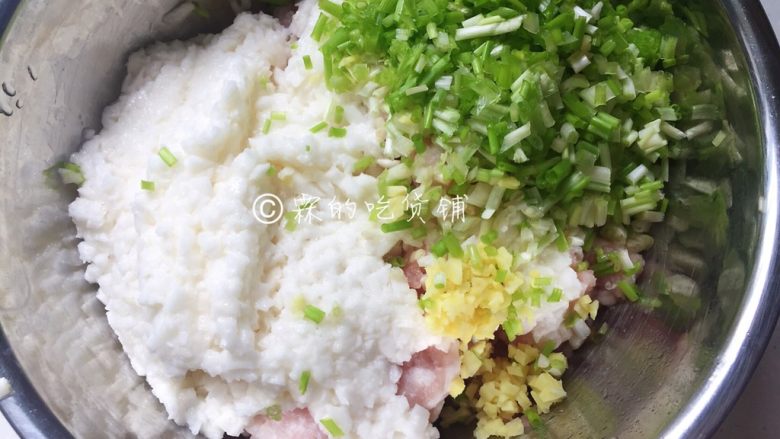 金珠肉丸,然后加上淀粉,把葱姜、山药泥全放入肉糜中