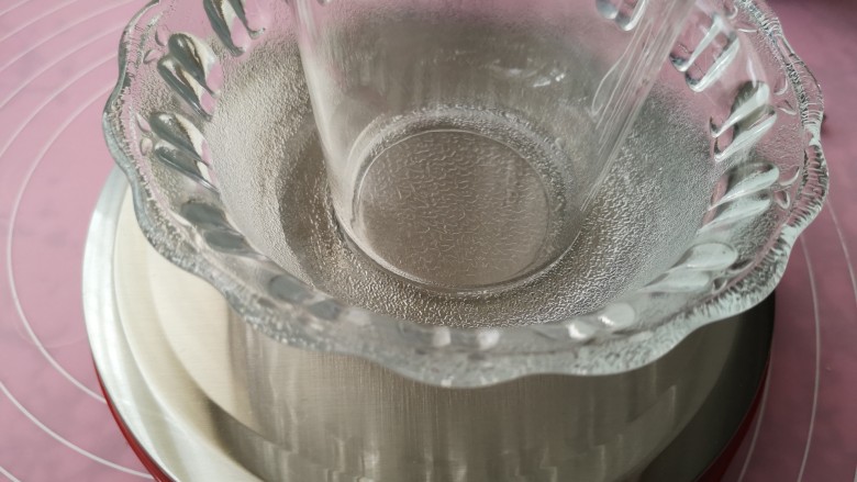 蔚蓝海晶,到一点海晶柠檬水,将杯口浸入。