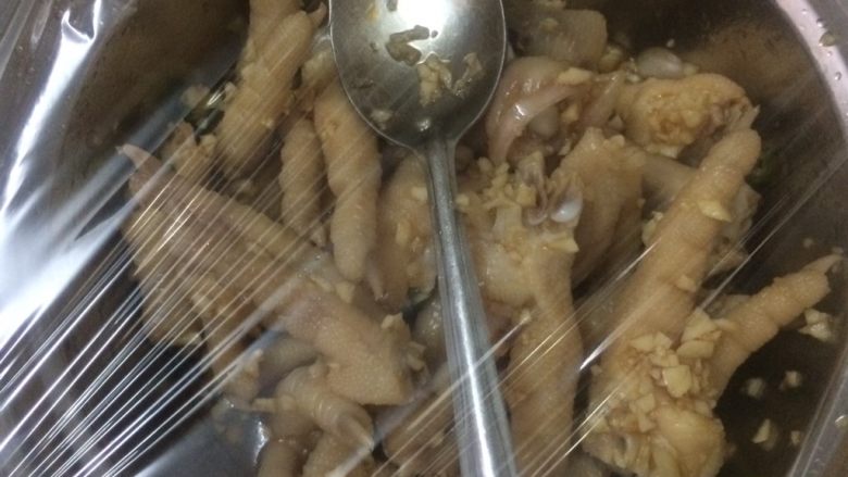 凉拌鸡爪,过保鲜膜,放冰箱冷藏,时不时的拿出来搅拌一次等待入味。