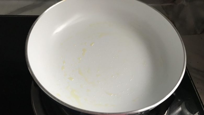 快手早餐饼~韭菜牛肉饼,平底锅小火,刷一层油