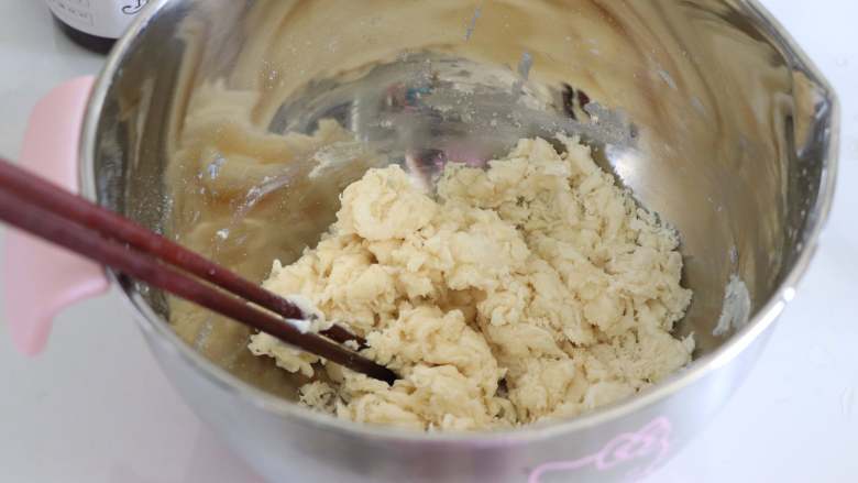 玫瑰花月饼,一道舒缓心情的中秋美食,,搅拌成絮状,之后再揉成可以拉出膜的光滑面团。