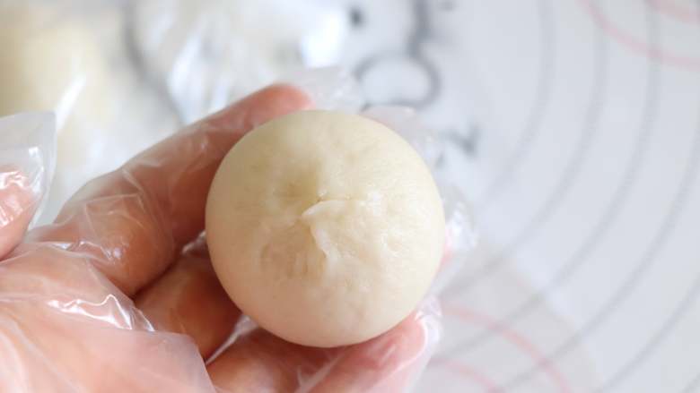 玫瑰花月饼,一道舒缓心情的中秋美食,这个方法是用手虎口的位置推着收口,然后收口向下放置。