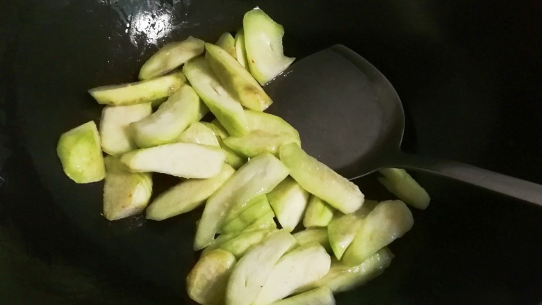 葱花鸡蛋丝瓜汤,热锅凉油放入葱白煎出香味,放入丝瓜翻炒至软