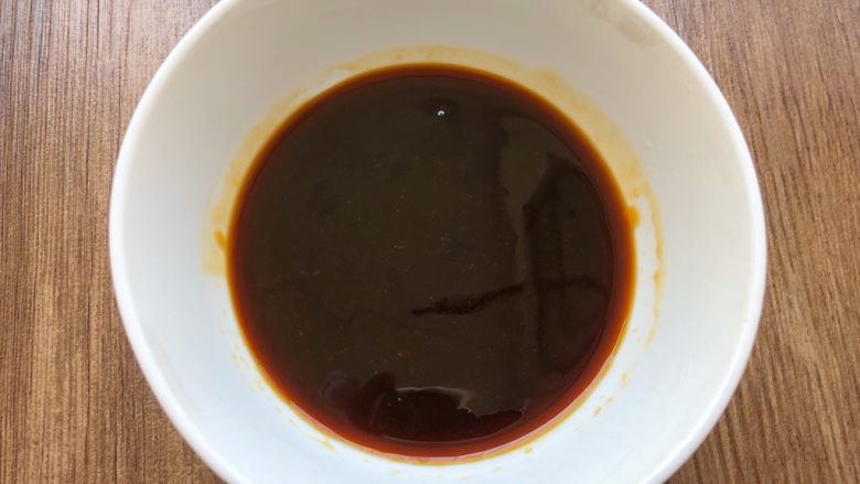 香菇肉酱面,取一小碗,加入20g生抽,15g六月香豆瓣酱,3g老抽,5g蚝油,5g鸡精,3g白糖,3g淀粉,80ml水,搅拌均匀调成酱汁