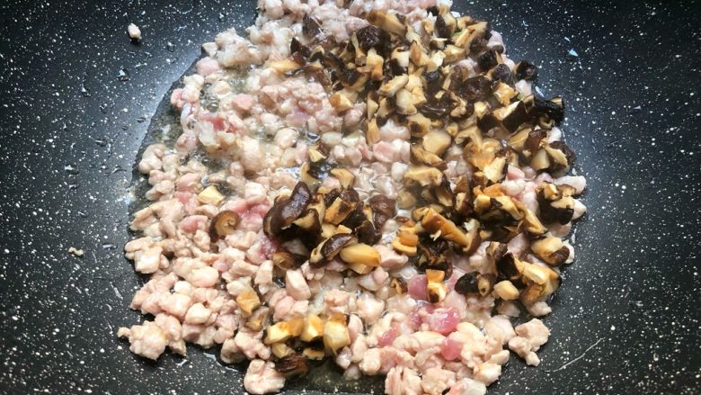 香菇肉酱面,肉末炒至变色,放入香菇丁翻炒1分钟