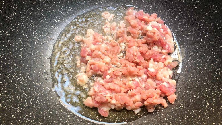 香菇肉酱面,热锅放入适量油,放入肉末翻炒