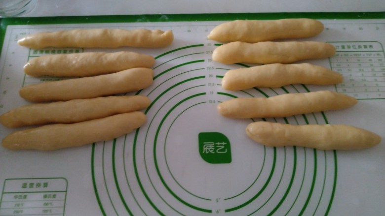 奶香大麻花,取一个再搓,每个都抹油,如果不好搓可以醒面10分钟再搓,我是直接搓的。