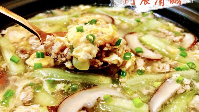 绿绦摇曳秋意凉➕肉末丝瓜香菇蛋汤,这道汤做法很简单,丝瓜香菇搭配肉末鸡蛋,营养丰富又美味,而且丝瓜有水美人之称,可以使皮肤白皙细嫩,姐妹们可以多多食用哦😛