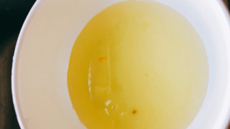 缤纷双皮奶,取蛋清