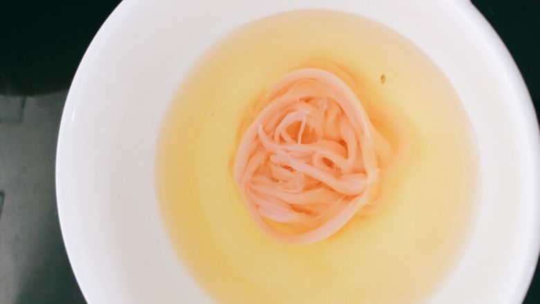 缤纷双皮奶,挤入<a style='color:red;display:inline-block;' href='/shicai/ 893'>炼乳</a>，我准备的是草莓味的<a style='color:red;display:inline-block;' href='/shicai/ 893'>炼乳</a>，因此是粉红色的。