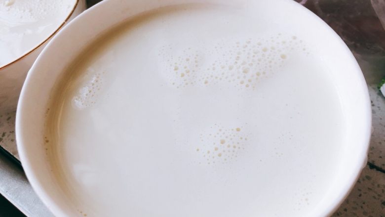 缤纷双皮奶,加热后倒入碗中凉，凉至表面有一层奶膜。