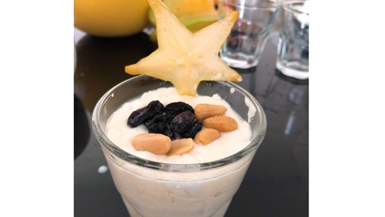 缤纷双皮奶,有时间的小伙伴可以像我这样多一步摆盘步骤。在放入冰箱之前用大的勺子（比较小限度破坏奶状）盛入玻璃杯。
嘴馋时，从冰箱拿出来，放上黑加仑干、<a style='color:red;display:inline-block;' href='/shicai/ 4690'>酒鬼花生</a>，和<a style='color:red;display:inline-block;' href='/shicai/ 640'>杨桃</a>切片。在拥有内涵的同时，也可以拥有高颜值了，妥妥的白富美了。