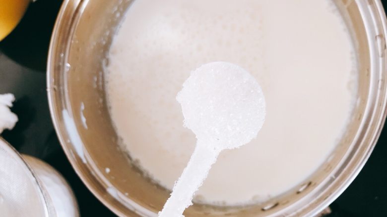 缤纷双皮奶,加入糖和刚才搅拌好的蛋清炼乳，搅拌均匀，使糖化开。