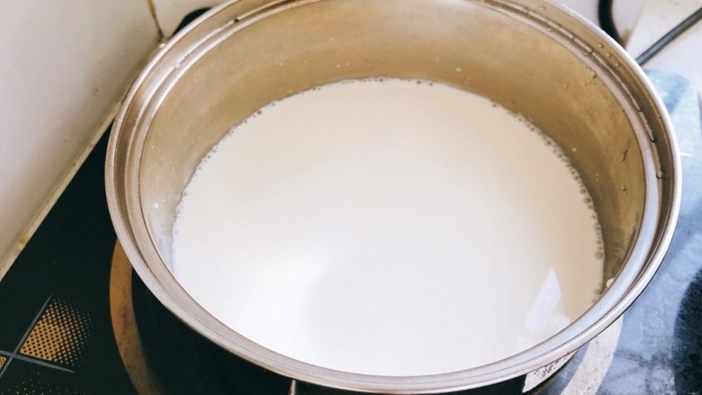 缤纷双皮奶,<a style='color:red;display:inline-block;' href='/shicai/ 13436'>全脂牛奶</a>倒入奶锅，加热到外围一圈冒小气泡即可。