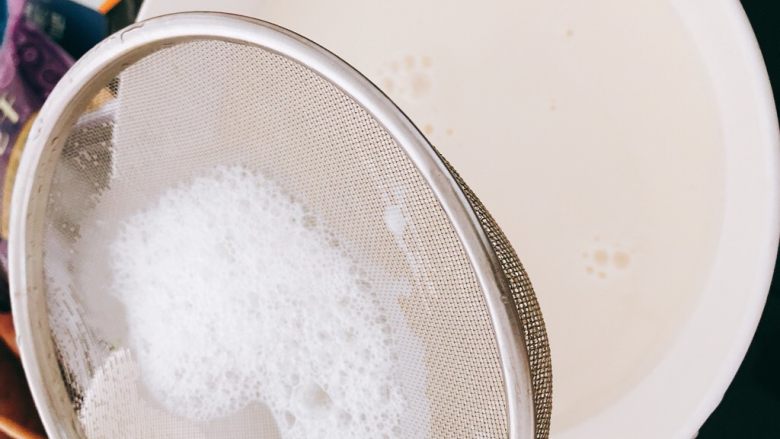 缤纷双皮奶,用过滤网过滤牛奶，使做出来的双皮奶更细腻。