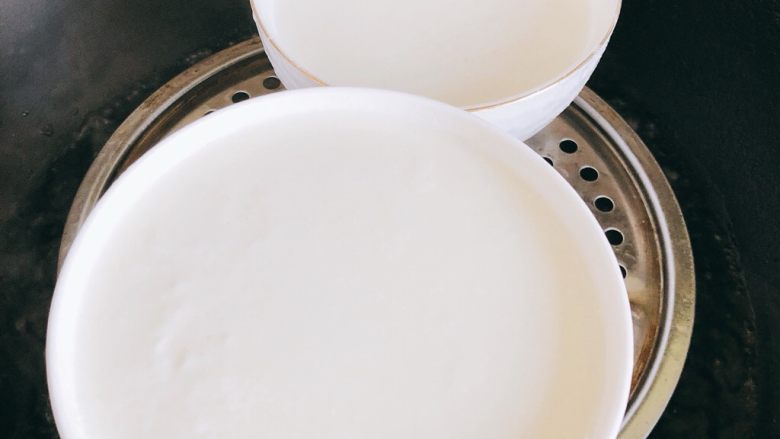 缤纷双皮奶,过滤好的牛奶装碗里，上锅大火蒸10分钟。出锅后奶成果冻乳状，凉了后更成型，再放冰箱保鲜层不仅更有果冻状，口感也更好。