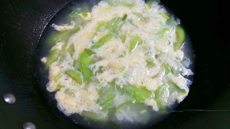 葱花鸡蛋丝瓜汤,淋入锅中不要搅动,关火