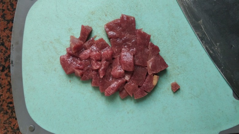 黑椒牛肉意大利面,牛排从冰箱提前拿出来解冻,用厨房纸吸干水份,切成粒
