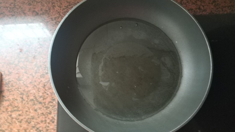 黑椒牛肉意大利面,平底锅热锅,倒入油