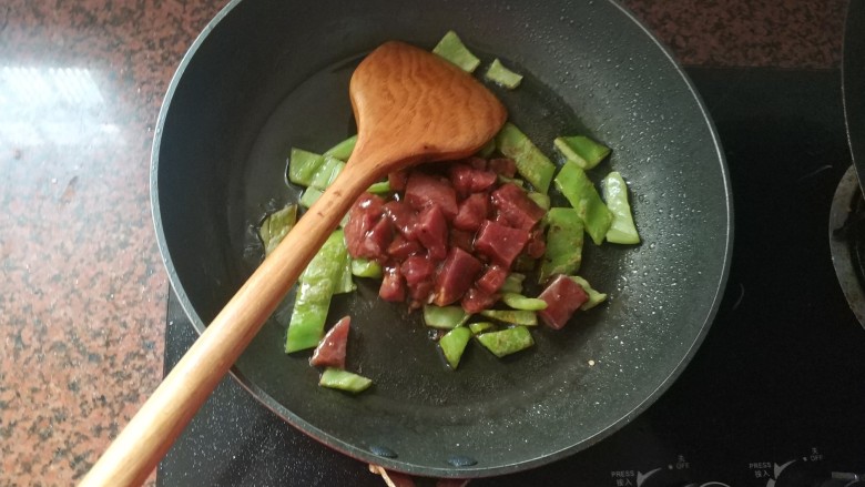 黑椒牛肉意大利面,放入腌制好的牛排粒,继续中火翻炒