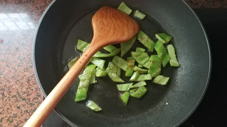 黑椒牛肉意大利面,中火炒至五分熟