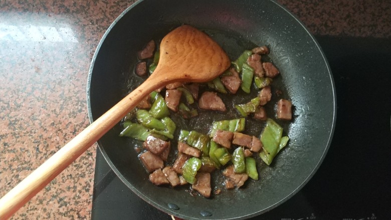黑椒牛肉意大利面,翻炒3~5分钟左右,牛排完全熟
