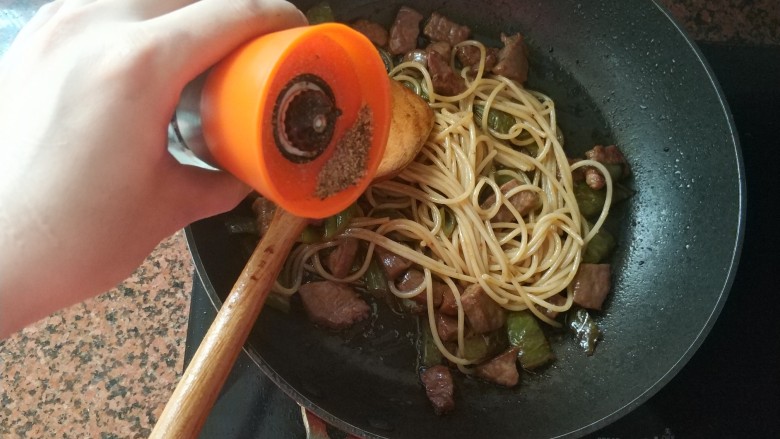 黑椒牛肉意大利面,最后撒点现磨的黑椒粉,翻炒均匀后就可以装盘了