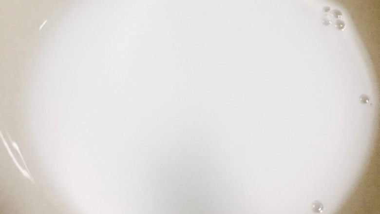 豌豆虾仁鸡蛋羹,用一个碗装少量清水，放入2勺生粉，搅拌均匀，准备勾芡