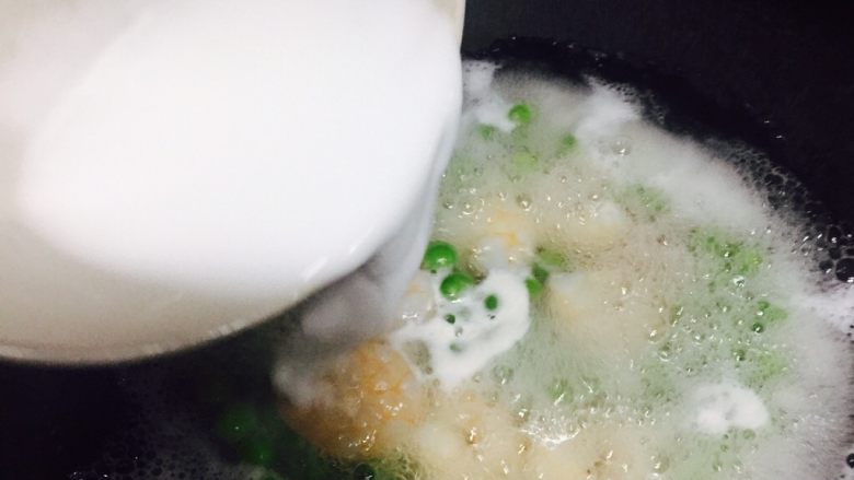 豌豆虾仁鸡蛋羹,虾仁变色时加入芡汁