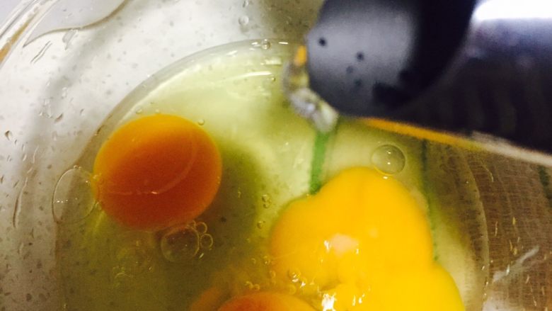 豌豆虾仁鸡蛋羹,放入20毫升温水，搅拌均匀