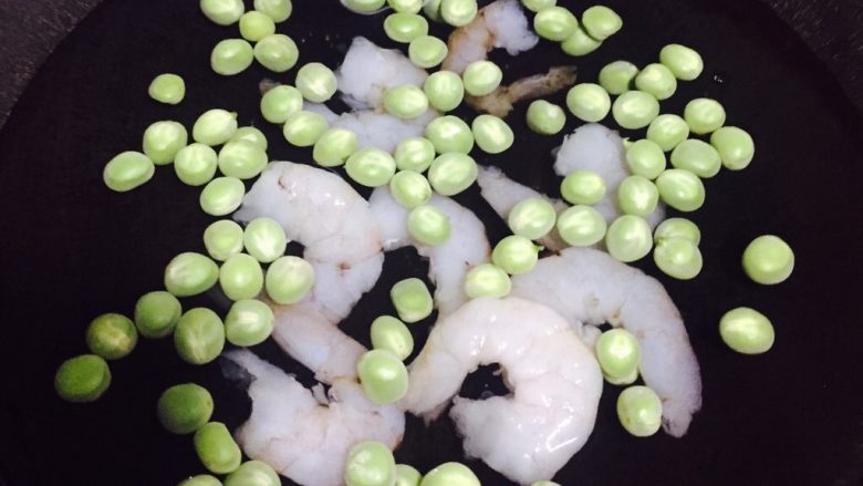 豌豆虾仁鸡蛋羹,另起锅，放入冷水适量，放入<a style='color:red;display:inline-block;' href='/shicai/ 148'>豌豆</a><a style='color:red;display:inline-block;' href='/shicai/ 287'>虾仁</a>煮8分钟左右(<a style='color:red;display:inline-block;' href='/shicai/ 287'>虾仁</a>可后面3分钟再放，口感好)