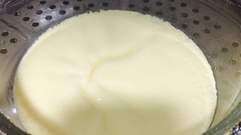 豌豆虾仁鸡蛋羹,鸡蛋蒸8分钟后成熟