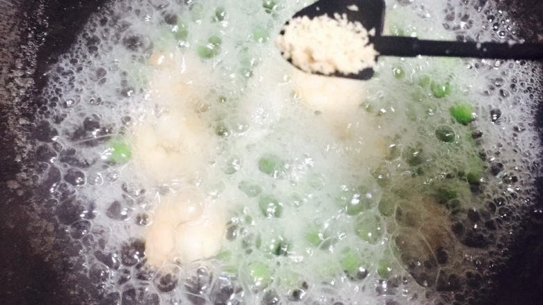 豌豆虾仁鸡蛋羹,快收汁时加入一勺<a style='color:red;display:inline-block;' href='/shicai/ 756'>鸡精</a>