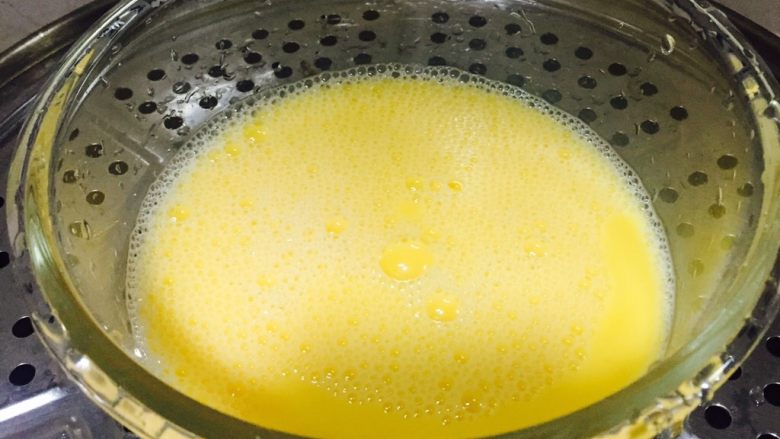 豌豆虾仁鸡蛋羹,冷水上锅蒸8分钟