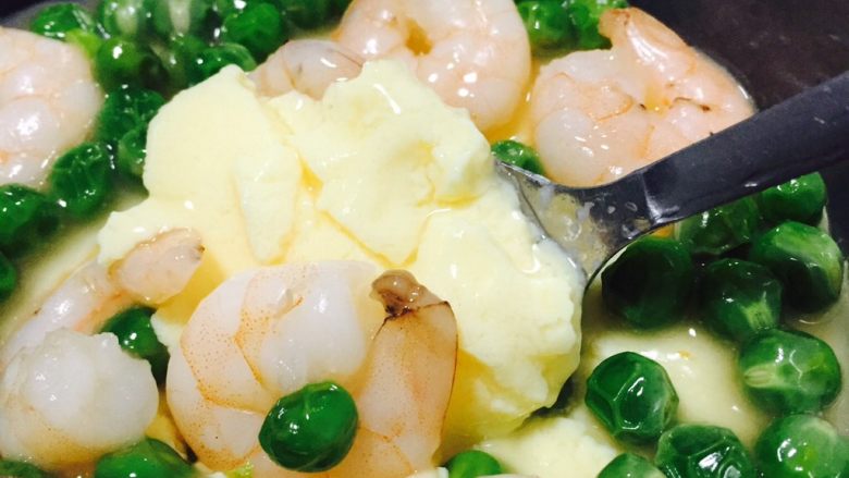 豌豆虾仁鸡蛋羹,颜色丰富多彩，吃起来更美味~