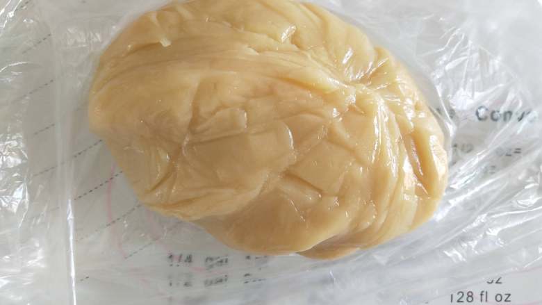 感“蟹”有你—柿饼莲蓉月饼,将面团放冰箱冷藏松弛一到两个小时,不能超过两个小时